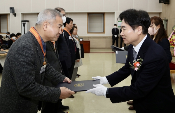 ▲전라남도교육청이 27일 2023년 2월말 퇴직교원 훈·포장 전수식을 개최했다.(사진제공=전라남도교육청)