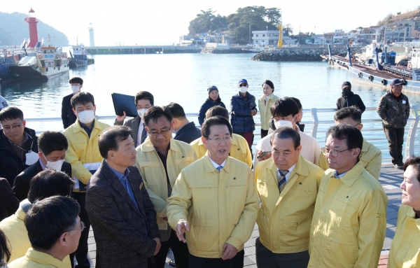 ▲김영록 전라남도지사가 27일 저수온으로 피해를 입은 여수 돌산읍 해상 가두리 양식장을 방문, 양식 어류 폐사 피해 상황 및 애로사항을 청취하고 ‘피해 어가 복구계획 수립 등 신속 지원’을 당부하고 있다.(사진제공=전라남도)