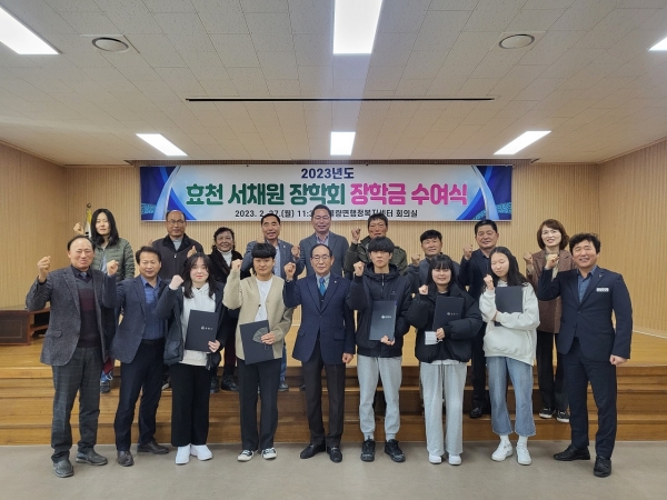 ▲지난 27일 효천서채원장학회가 순천시 별량면 지역인재 6명에게 장학금을 전달했다.(사진제공=순천시)