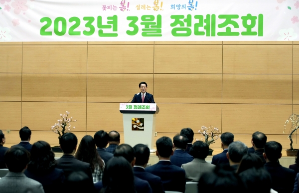 ▲김영록 전라남도지사가 2일 오전 도청 왕인실에서 열린 공감과 소통을 위한 3월 정례조회에서 인사말을 하고 있다.(사진제공=전라남도)