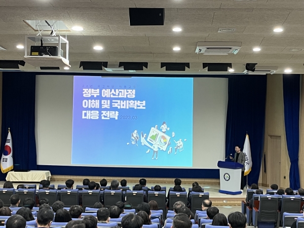 ▲영암군은 이선호 전라남도 국고예산팀장을 초청 국비 확보 역량 강화를 위한 전 직원 특강을 실시했다.(사진제공=영암군)