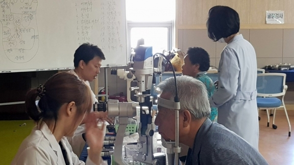 ▲장흥군이 만 65세 이상 어르신들의 건강한 노후생활을 위해 백내장 수술비를 지원한다.(사진제공=장흥군)