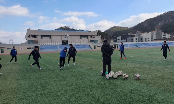 ▲완도로 전지훈련을 온 조선대학교 축구팀 훈련 모습(사진제공=완도군)