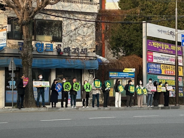 ▲순천시가 7일 남교오거리에서 미세먼지 줄이기 캠페인을 실시했다.(사진제공=순천시)
