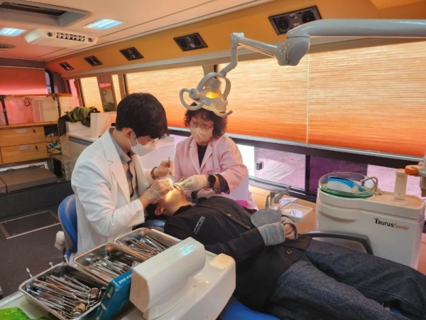 ▲벽지 마을 주민의 의료 접근성 불편 해소를 위해 운영하는 구강보건 이동 진료 모습(사진제공=순천시)