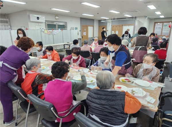▲장흥군이 노인, 장애인, 아동 등 복지시설 이용자를 대상으로 실외 현장 활동을 대체할 수 있는 체험활동 꾸러미 지원 사업을 추진한다.(사진제공=장흥군)