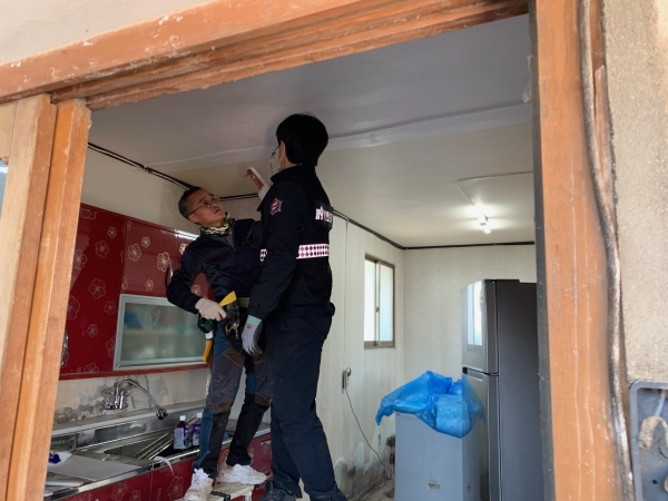 ▲무안군 운남면 복지기동대는 7일 주거환경이 열악한 독거노인 가구를 대상으로 주거환경개선을 시행했다.(사진제공=무안군)
