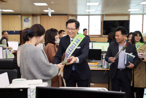 ▲영암군은 ‘세계 여성의 날’을 기념해 영암군여성단체 대표자 및 여성친화 도시서포터즈단 등과 함께 8일 장미꽃 전달 행사를 가졌다.(사진제공=영암군)