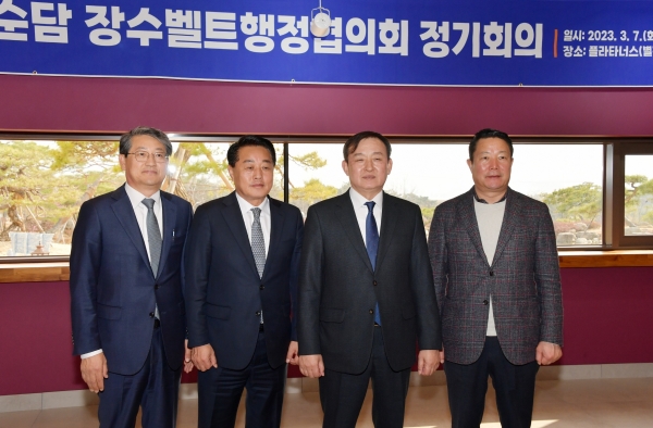 ▲이병노 담양군수가 지난 7일 구례군에서 열린 구곡순담(구례, 곡성, 순창, 담양) 장수벨트행정협의회 정기회의에 참석했다.(사진왼쪽부터 김순호 구례군수, 이상철 곡성군수, 이병노 담양군수, 최영일 순창군수.사진제공=담양군)