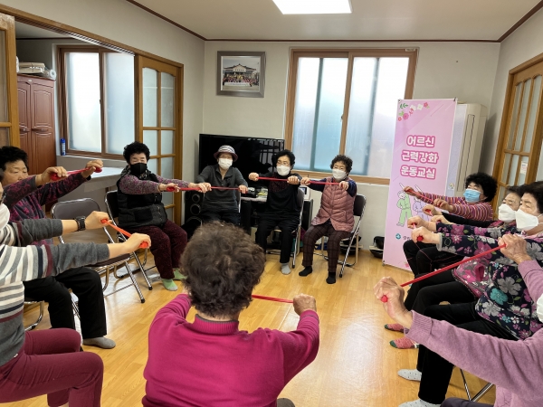 ▲병영면 한 마을에서 어르신들이 근력 강화 운동 교실에 참여하고 있다.(사진제공=강진군)