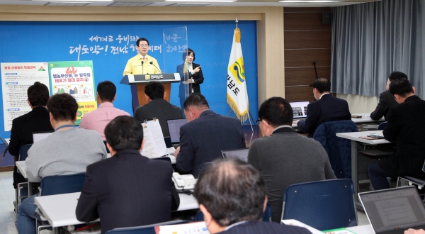 ▲김영록 전라남도지사가 9일 오전 도청 브리핑룸에서 봄철 산불예방 총력 대응을 위한 도민 특별담화문을 발표하고 있다.(사진제공=전라남도)