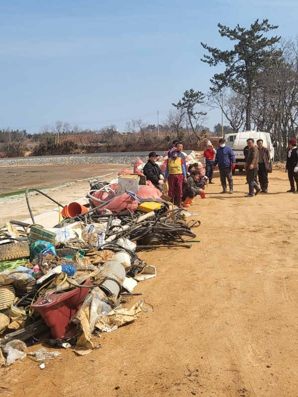 ▲무안군은 봄철 해빙기를 맞아 함해만 일대 12개 어촌계를 중심으로 바닷가와 항포구에 방치되어 있는 쓰레기를 일제 수거하는 자율정화활동을 실시했다.(사진제공=무안군)