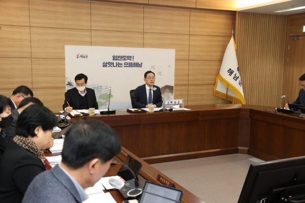 ▲명현관 해남군수는 13일 정례회의를 개최했다.(사진제공=해남군)