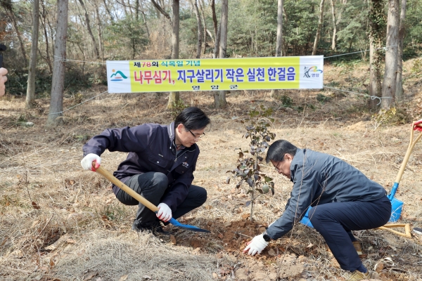 ▲영암군은 제78회 식목일을 기념하여 지난 10일 신북면 용산리 일대에서 나무심기 행사를 개최했다.(사진제공=영암군)