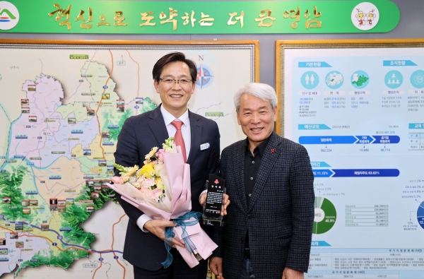 ▲영암군은 ‘희망 2023 나눔캠페인’의 우수 시군으로 선정되어 지난 13일 전남사회복지공동모금회로부터 감사패를 전달받았다.(사진제공=영암군)