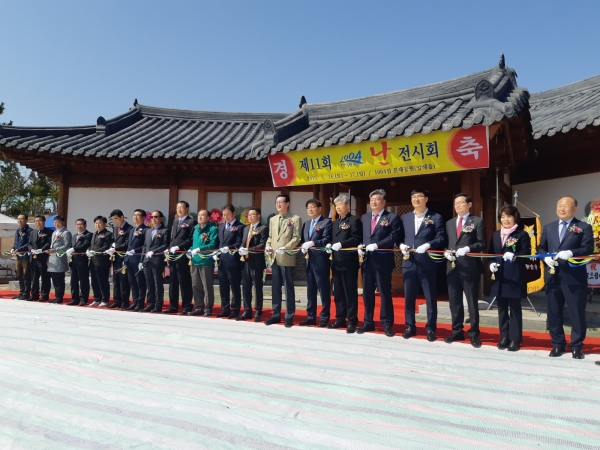 ▲2019년 제11회 춘란전시 테이프커팅식 모습(사진제공=신안군)