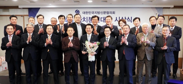 ▲김영록 전라남도지사가 16일 서울 중구 한국프레스센터에서 대한민국지방신문협의회 주최로 열린 제4회 자치분권대상 시상식에서 대상을 수상한 뒤 참석자들과 기념촬영을 하고 있다.(사진제공=전라남도)