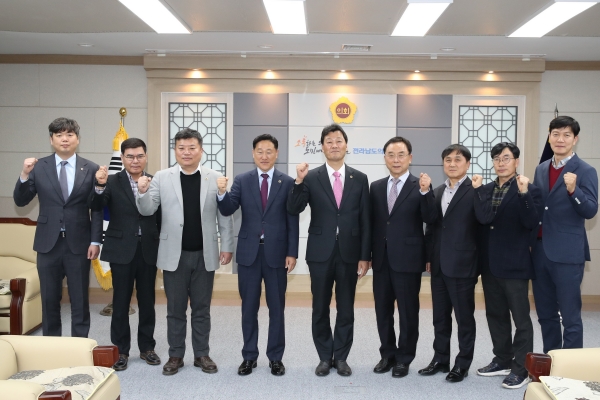 ▲전남도의회 서동욱 의장은 오는 4월 17일부터 시작되는 전라남도와 전라남도교육청 2022회계연도 결산검사를 앞두고 16일 결산검사위원을 위촉했다.(사진제공=전라남도의회)
