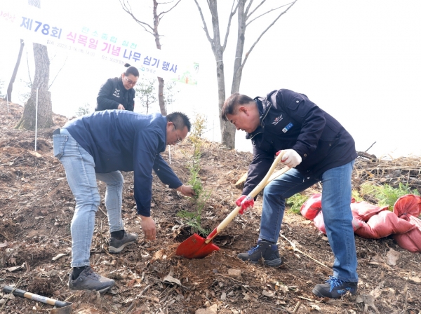 ▲영광군은 지난 16일 불갑면 응봉리 봉암마을 인근에서 제78회 식목일 행사를 가졌다.(사진제공=영광군)