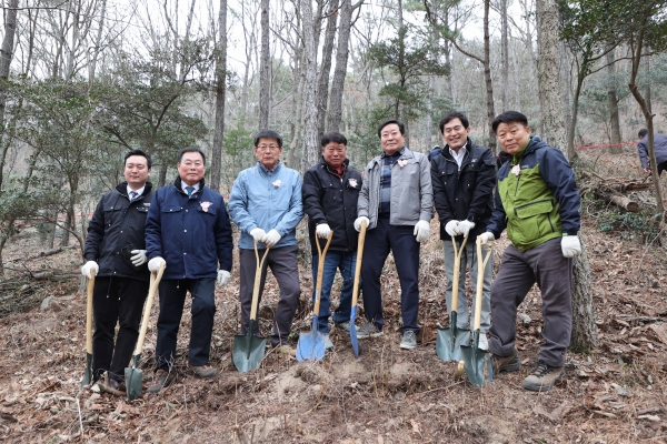 ▲무안군은 지난 17일 제78회 식목일을 기념하여 무안 물맞이 치유의숲 인근에 나무 심기 행사를 개최했다.(사진제공=무안군)