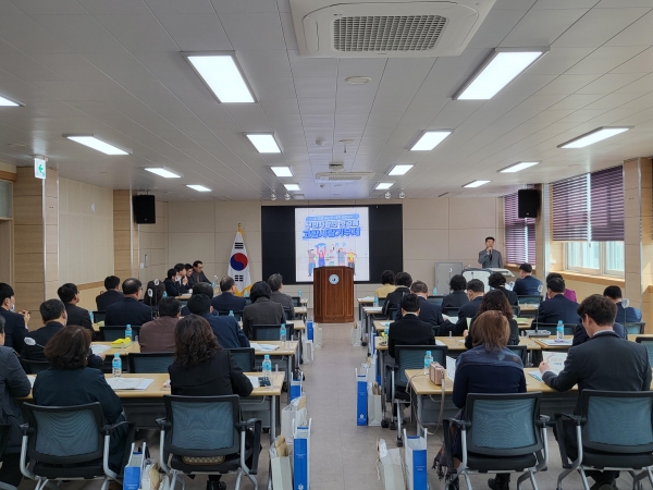 ▲무안군은 지난 20일 고향사랑기부제의 성공적 정착을 위해 무안교육청에서 열린 유·초·중·고 학교장 회의에 참석해 무안군 고향사랑기부제 홍보에 나섰다.(사진제공=무안군)