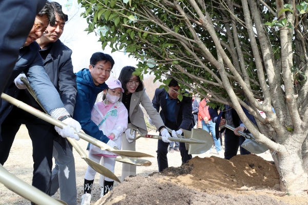 ▲21일 진행된 ‘2023년 상생‧희망 나무 심기 행사’ 모습(사진제공=광산구)