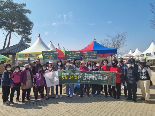 ▲담양군이 제13회 결핵 예방의 날(3월 24일)을 맞아 전통시장 일원에서 결핵 예방 캠페인을 추진했다.(사진제공=담양군)