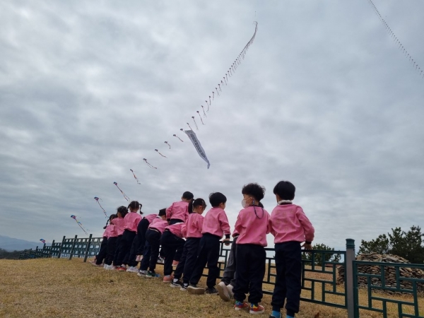 ▲지난 21일 순천시 해룡면 검단산성에서 2023정원박람회 성공 개최를 기원하는 연이 날아올랐다.(사진제공=순천시)