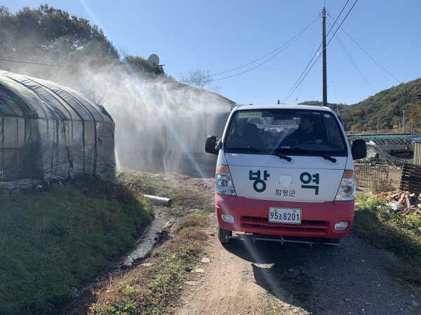 ▲가축전염병 차단을 위한 방역활동 실시 모습(사진제공=함평군)