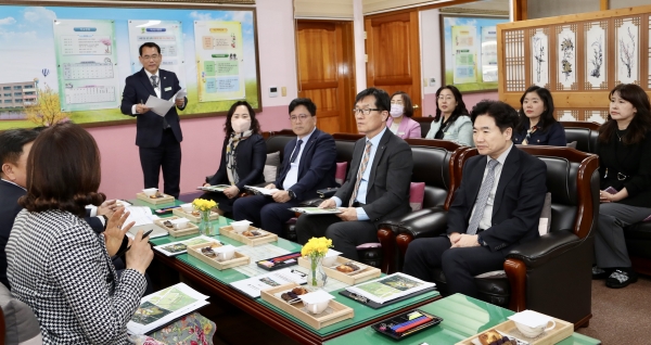 ▲28일 김대중 전남교육감이 광양용강초등학교 방문 교육가족과 간담회를 가졌다.(사진제공=전라남도교육청)