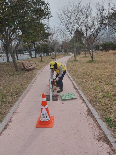 ▲목포시가 봄철을 맞아 해빙기 방역소독에 나섰다.(사진제공=목포시)