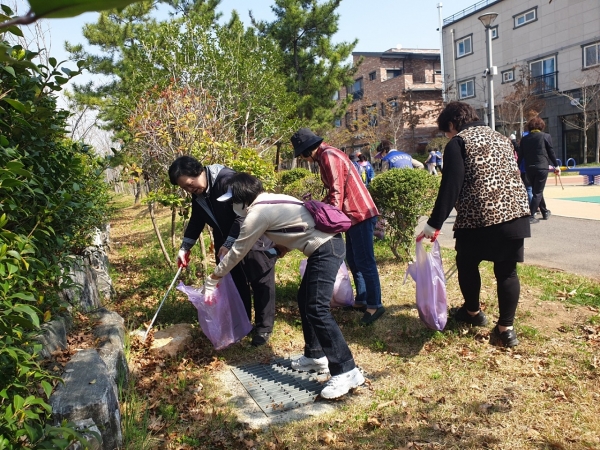 ▲29일 순천시 여성단체 등 180여 명이 2023정원박람회 손님맞이 환경정화 활동을 하고 있다.(사진제공=순천시)