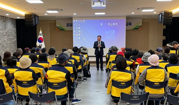 △무안군은 30일 2023년 상반기 공공근로·지역공동체 일자리 사업 참여자 90여 명을 대상으로 안전교육을 실시했다.(사진제공=무안군)