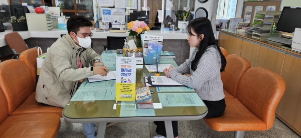 ▲강진군이 지난 29일 칠량면사무소에서 ‘찾아가는 일자리 상담소’를 운영했다.(사진제공=강진군)