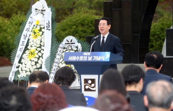 ▲지난 3월 24일 목포 현충공원에서 열린 제8회 서해수호의 날 기념식에서 국립호국원 설립 내용을 담은 기념사를 하는 모습.(사진제공=전라남도)