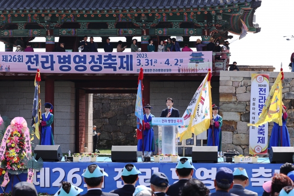 ▲강진원 강진군수가 전라병영성축제 개막을 선언하고 있다.(사진제공=강진군)