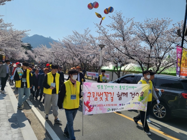 ▲영암군은 2023 영암왕인문화축제의 성공 기원을 위해 지난 2일 군서면 왕인박사유적지에서 개최한 ‘구림벚꽃길 걷기행사’를 성황리에 마무리했다.(사진제공=영암군)