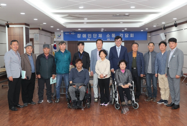 ▲김성 장흥군수가 지난 4일 지역 장애인들을 만나 소통의 자리를 가졌다.(사진제공=장흥군)