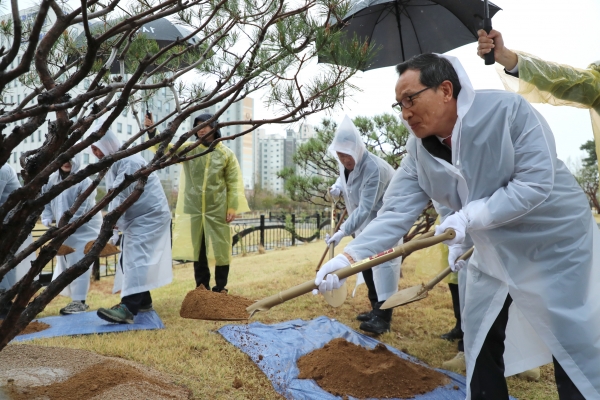 ▲한국농어촌공사는 제78회 식목일을 기념하여 이병호 사장과 직원들과 함께 산수유나무를 심고 있다.(사진제공=한국농어촌공사)
