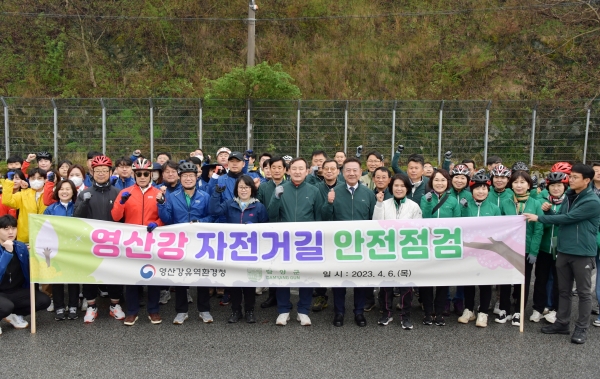 ▲담양군은 6일 영산강유역환경청과 함께 영산강 자전거길 합동 안전점검을 실시했다.(사진제공=담양군)
