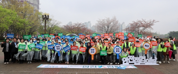 ▲광산구가 6일 안전점검의 날을 맞아 쌍암근린공원에서 안점한바퀴 캠페인을 실시했다.(사진제공=광산구)