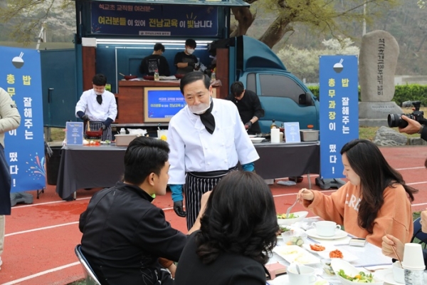 ▲전라남도교육청 노권열 총무과장이 지난 6일 진도 석교초등학교 교직원들에게 식사를 제공하는 ‘공감의 장’을 마련해 눈길을 끈다.(사진제공=전라남도교육청)