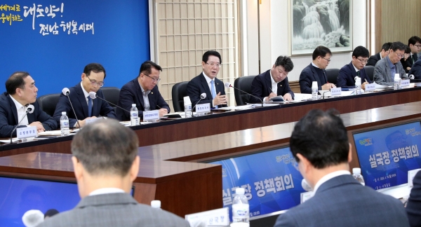 ▲김영록 전남지사는 10일 도청 서재필실에서 실국장 정책회의를 개최했다.(사진제공=전라남도)