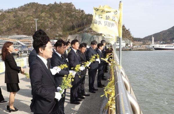 ▲전라남도교육청은 10일 진도 팽목항에서 세월호 참사 희생자를 추모하는 추념식을 가졌다.(사진제공=전라남도교육청)