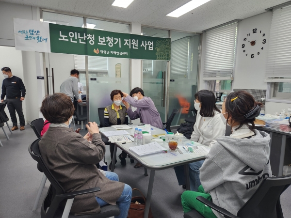 ▲담양군이 만 65세 이상 군민을 대상으로 하는 보청기 지원사업인 ‘노인난청 지원사업’을 실시했다.(사진제공=담양군)