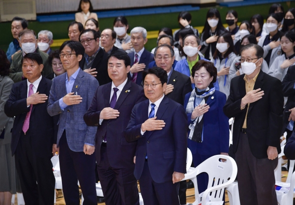 ▲강기정 광주광역시장이 10일 오전 남구 대성여자중학교에서 열린 '제104주년 대한민국임시정부수립 기념식'에 참석해 국민의례를 하고 있다.(사진제공=광주광역시)