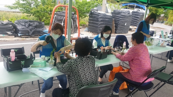 ▲영암군가족센터는 11월까지 노년기 지원 프로그램 ‘찾아가는 마실여행’을 운영한다.(사진제공=영암군)