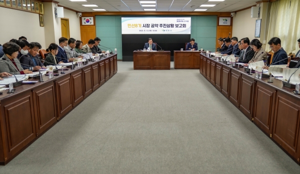 ▲박홍률 목포시장은 12일 시청 상황실에서 민선8기 공약 추진상황 보고회에서 공약추진상황을 보고받고 있다.(사진제공=목포시)