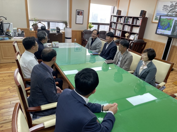 ▲김희수 진도군수가 산림청을 찾아 집중 호우 예방 등 주민 정주 환경 개선을 위해 산림유역관리사업 추진에 따른 국비 지원을 건의했다.(사진제공=진도군)