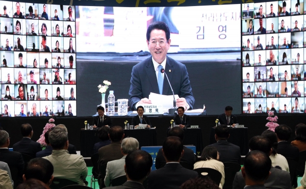 ▲김영록 전라남도지사가 17일 오후 ‘도민과 더 가까이, 행복한 만남’을 위해 곡성 반디비체육센터에서 곡성군민과 함께하는 2023 도민과의 대화에서 군민들과 즉문즉답을 하고 있다.(사진제공=전라남도)